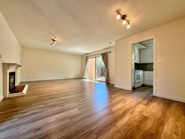 Photo - Spacious 3 Bed 2.5 Bath Walnut Creek Townhome - Commuter's Dream!