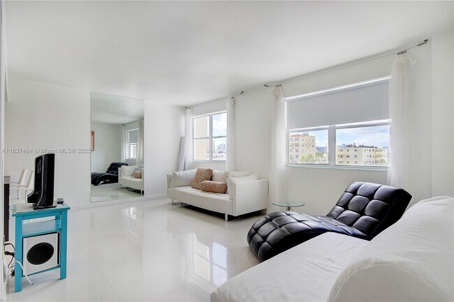 Building Photo - 1390 Ocean Dr Unit 504 Rental