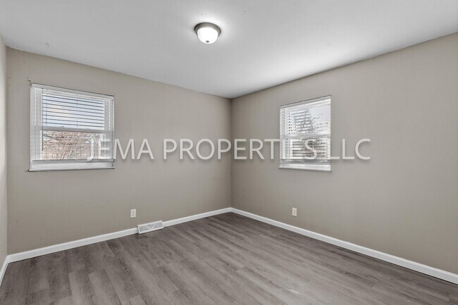 Photo - 130 E Oak St