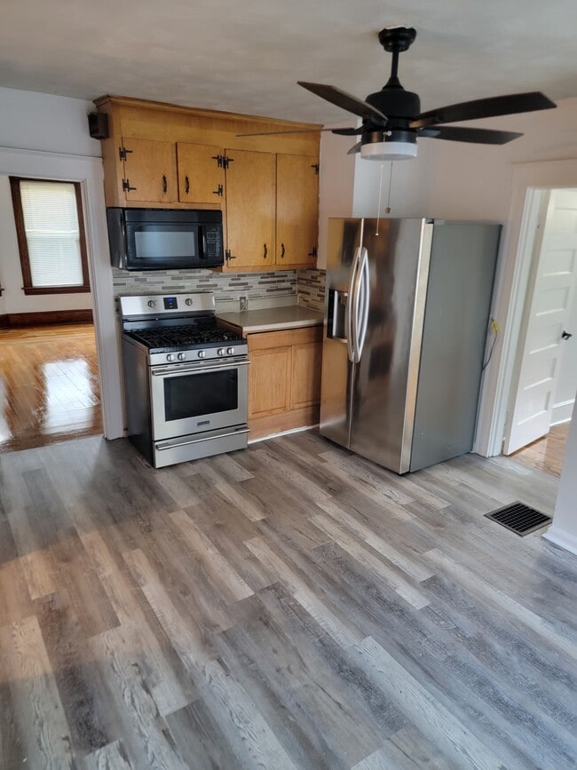 Photo - 110 S Burritt St Unit 1 floor