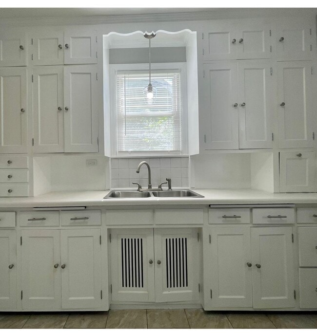 Photo - Stunning 3 Bedroom 2 Bathroom Home in Minneapolis!