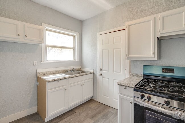 Photo - 2840 S Moreland Blvd Unidad #14