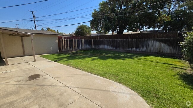 Building Photo - 2707 Wenatchee Ave Rental