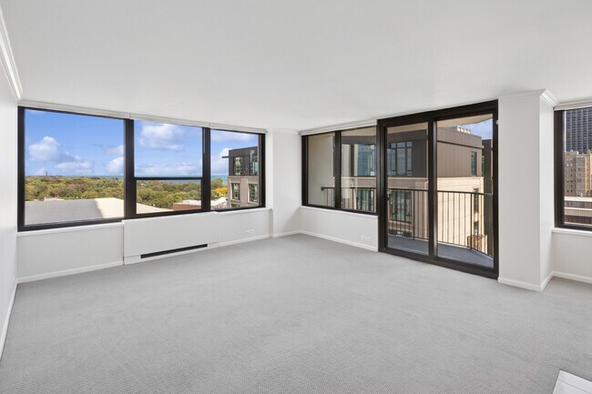 Photo - 1560 N Sandburg Terrace Unidad 1412