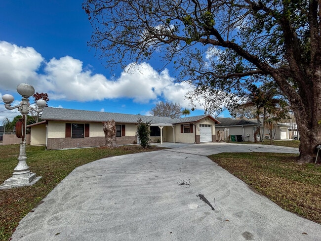 Photo - 325 NW Rebecca Ave