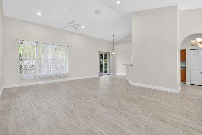 Photo - 1571 SW Hunnicut Ave