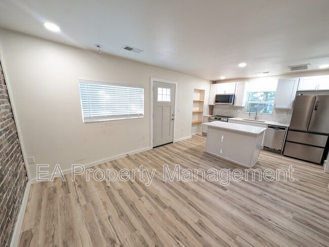 Photo - 810 13th St NW