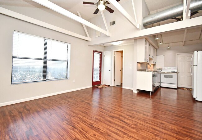 Photo - 2 Bedroom, 1 Bath -  Colonial Town