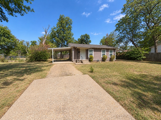 Building Photo - 800 Circle Dr