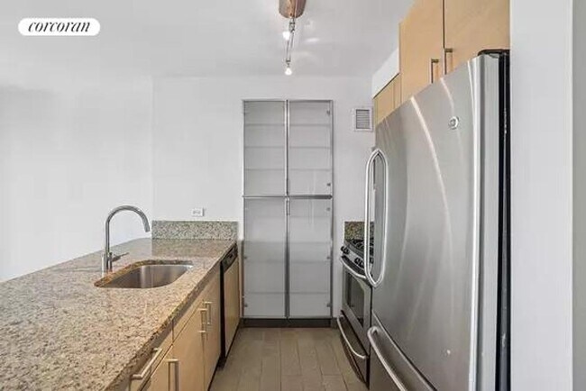 Photo - 125 W 31st St