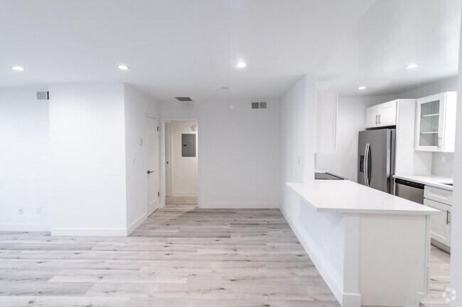 Espacio para sala de estar - 605 San Vicente Blvd