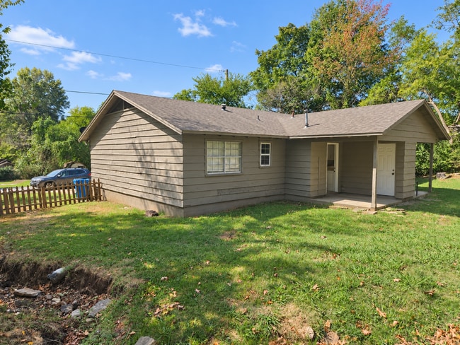 138 E Cleburn St
