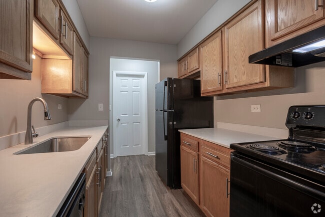 2BR, 2BA - 975SF - Kitchen