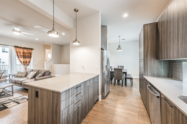 Photo - 2136 Dennis St