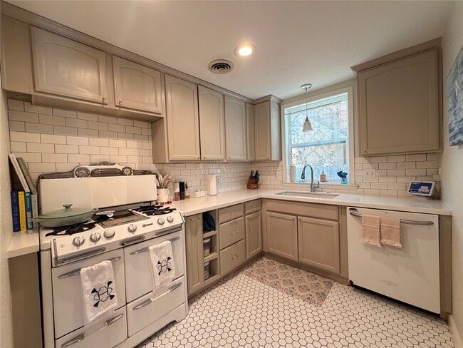 Photo - 5522 Avenue O 1/2