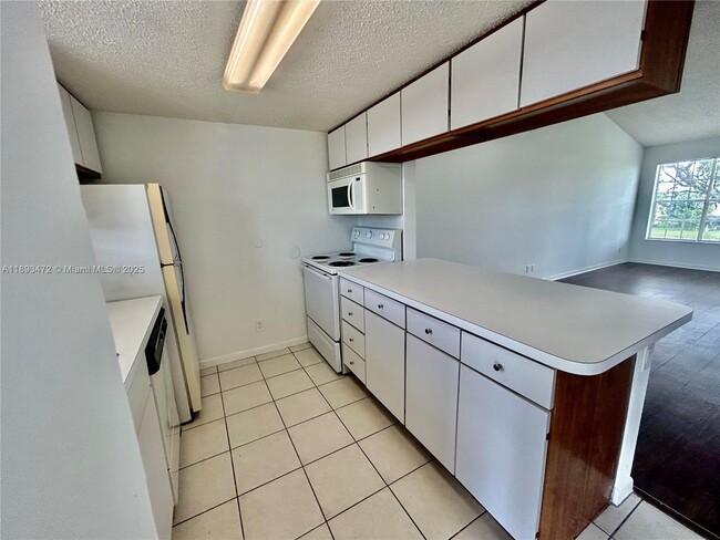 Building Photo - 6292 La Costa Dr Unit K