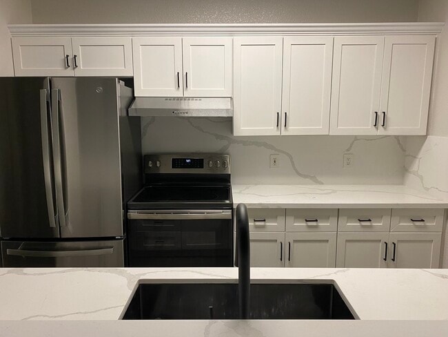 Kitchen/New Appliances - 516 Martha St Unit 110