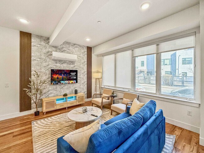 Photo - 236 W Thompson St Unit ID1055961P