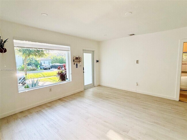 Photo - 330 NE 88th St