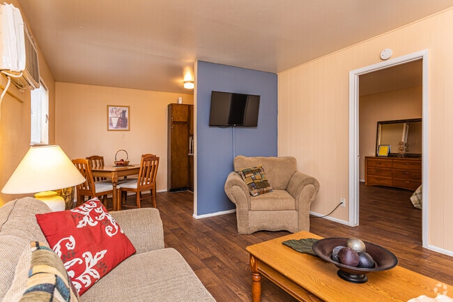 1BR, 1BA - 729SF Living & Dining