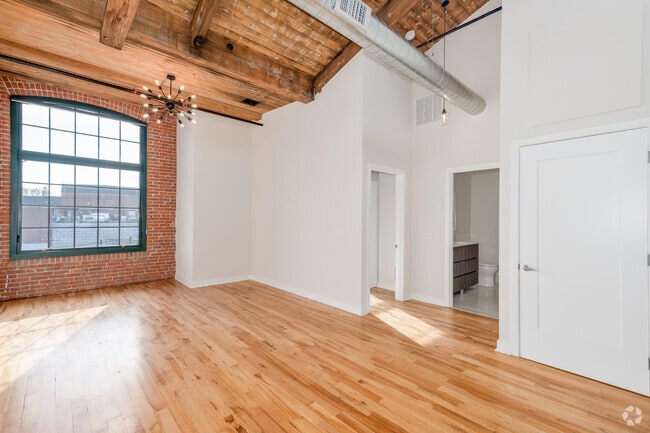 1BR, 1BA - 819SF - Living Room
