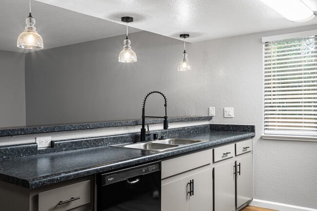 Photo - Redwood Cove Apartments