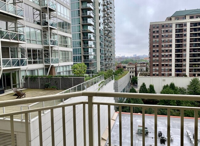 645 N Kingsbury St Unit 907