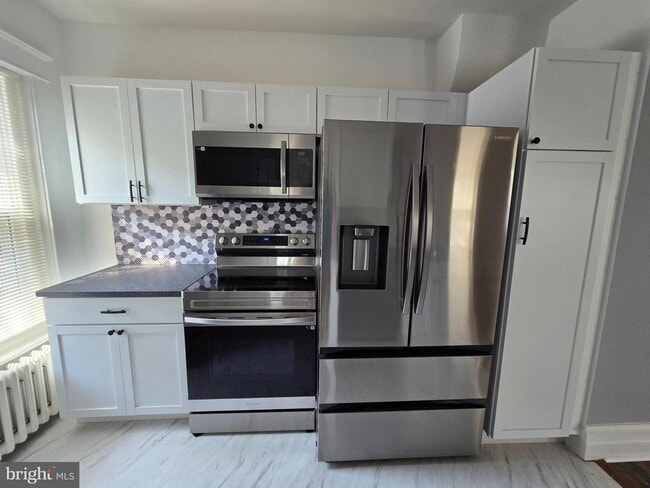 Photo - 393 N York St