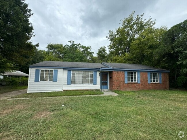 Building Photo - Adorable, Renovated 4/1 Family Home