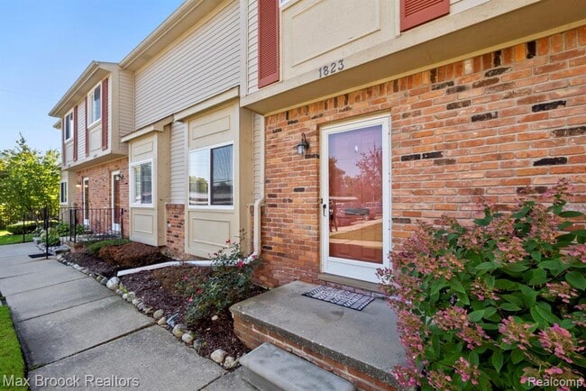 Photo - 1823 Torquay Ave