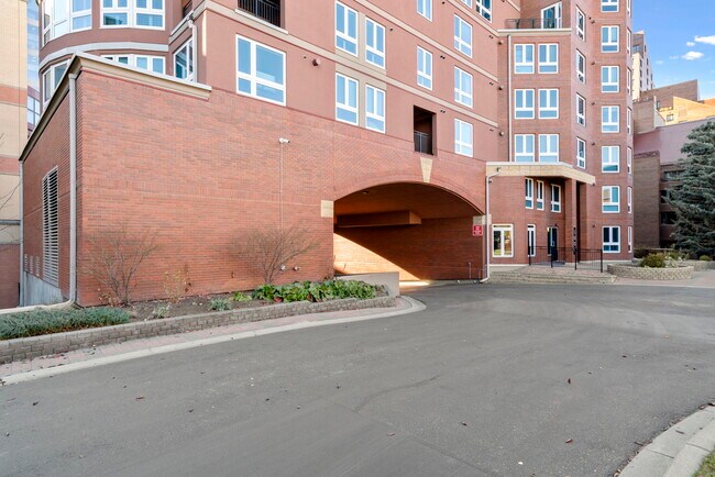 Photo - 400-1400 Eau Claire Ave SW