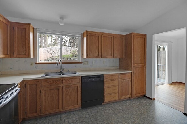 Photo - 3 Bed 2.5 Bath - Dog per Approval - Groups - Hillcrest - NAS Whidbey