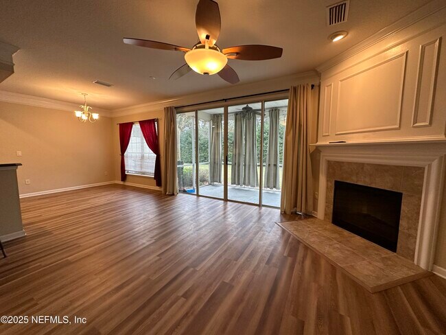 Photo - 11197 Castlemain Cir W