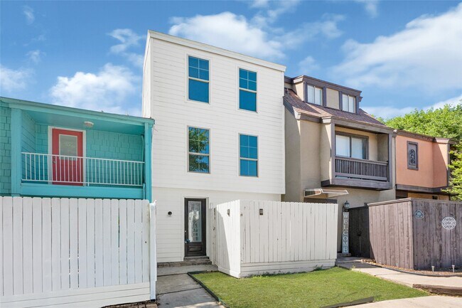 Photo - 2022 Lakewood Ct