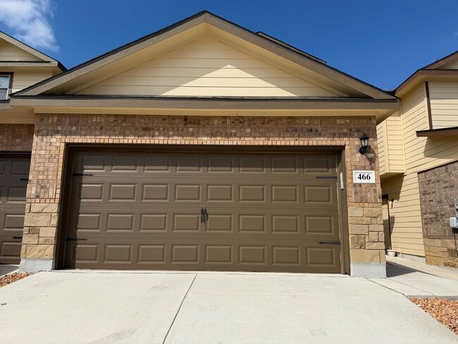 Building Photo - Modern 3/2 Townhome in NBTX