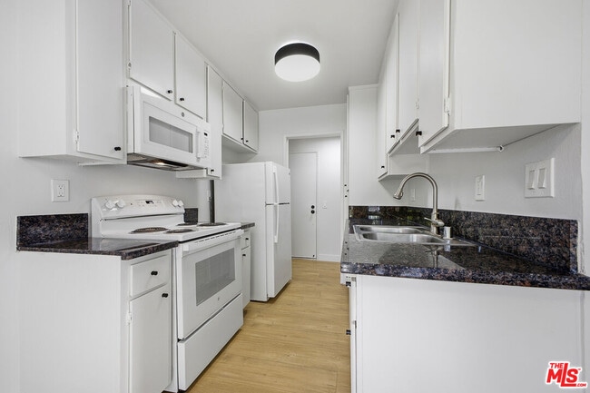 Photo - 1352 S Carmelina Ave Unidad 209