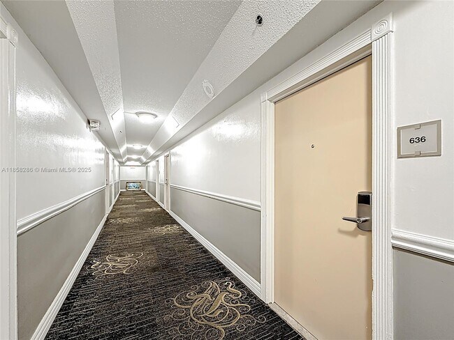 Photo - 19201 Collins Ave Unidad 636