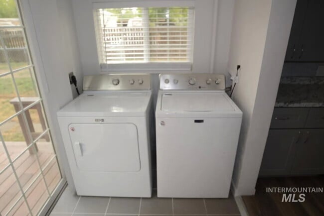 Photo - 711 Warner Ave