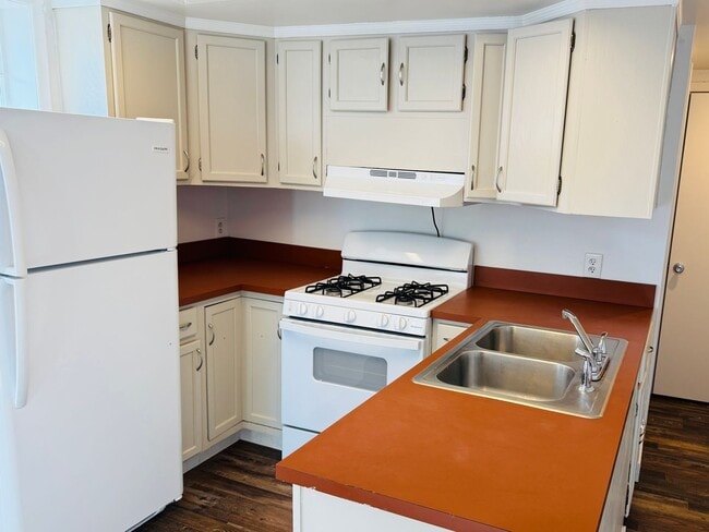 Building Photo - 4 bedroom, 1 bath. Pets Ok, Remodeled in 2... Rental