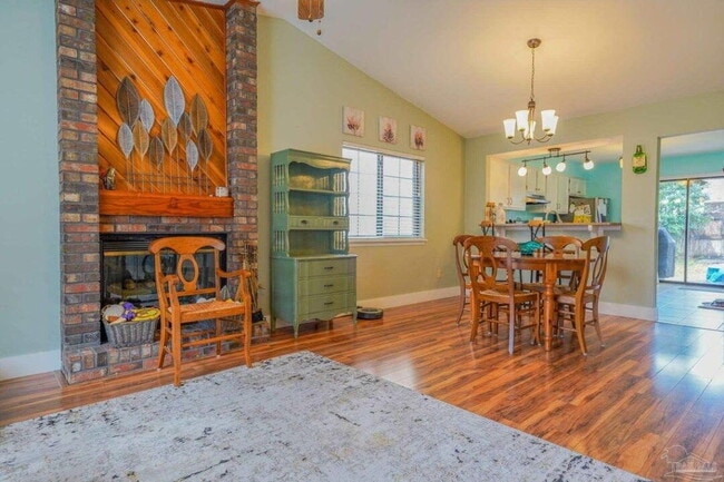 Photo - 1030 Alderwood Way