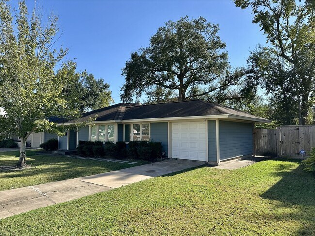 Photo - 5111 Maple St