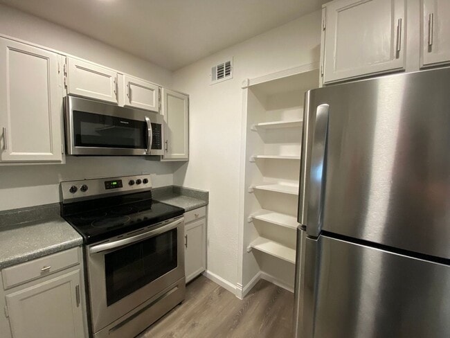 Photo - Gorgeous Townhouse with Private Yard and W...