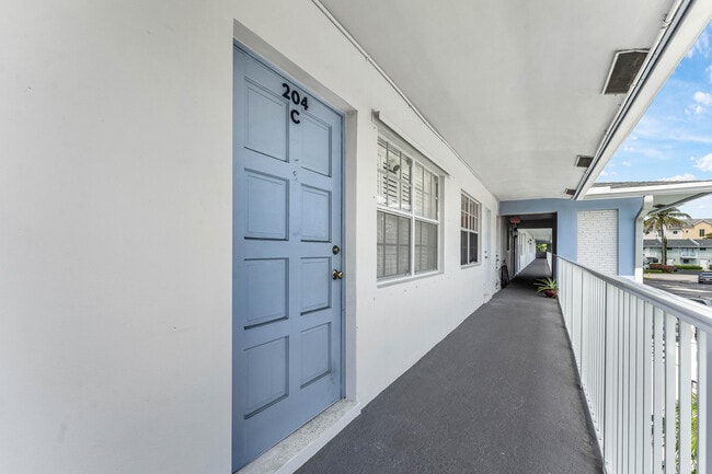 Photo - 4111 NE 21st Way Unidad 204