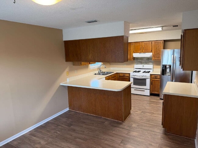 Photo - "Charming 3-Bed Oasis with Pool on Boulevard De L'Orleans – Your Mary Esther Retreat Awaits!"