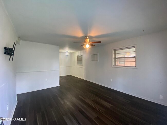 Photo - 719 Bluebell St