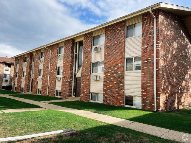 Building Photo - 2 bedroom in Libertyville IL 60048 Unit D2 Rental