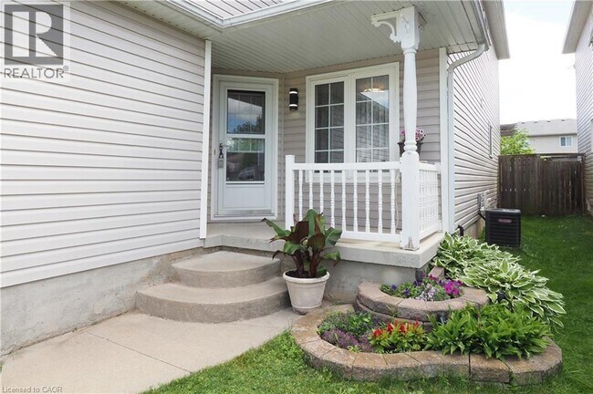 Photo - 98 Langlaw Dr