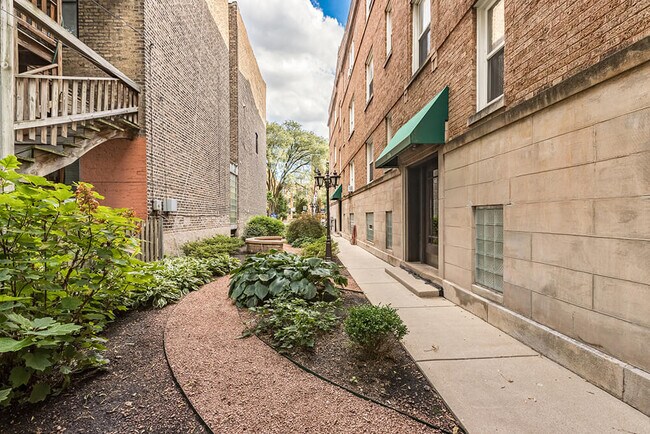 Photo - Barry Court - 722 W Barry Ave