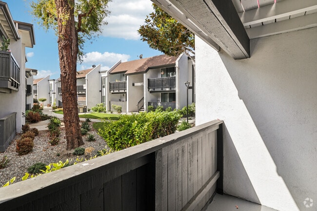 2BR, 1BA - 950SF - Balcony