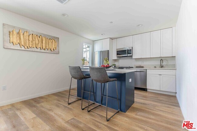 Photo - 815 N Kingsley Dr